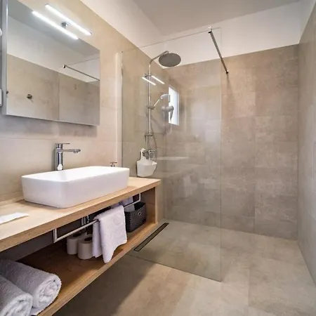 Valis Hotel apartamentowy Lopar